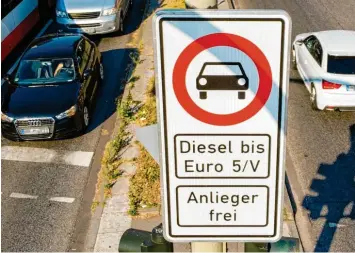  ?? Foto: Daniel Bockwoldt, dpa ?? In dieser Straße in Hamburg gilt bereits das Fahrverbot für ältere Diesel-fahrzeuge. Wer sich heute einen Diesel kauft, sollte deshalb auf die Norm Euro-6d-temp achten, erklärt unser Autor.