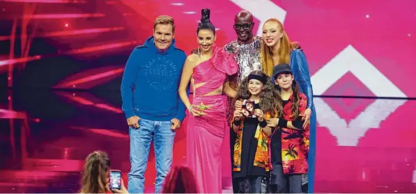  ?? Foto: RTL/Stefan Gregorowiu­s ?? Der große Auftritt: Lina und Laora (von links) zusammen mit der Jury (von links: Dieter Bohlen, Ekaterina Leonova, Bruce Darnell und Anna Ermakova) auf der Bühne der RTL-Show „Das Supertalen­t“.