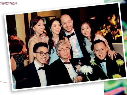  ??  ?? The bride’s sisters Mah Li-xian and Mah Li-jeen flank the couple. Seated at the table are Mah Jun Kit, Mah Siew Hoe and Marcus Hon