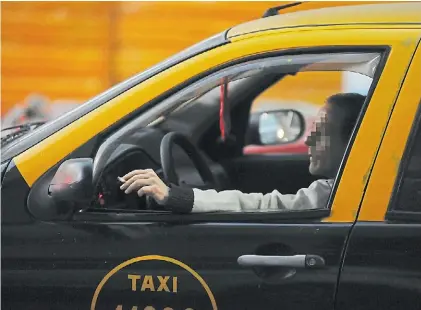  ?? PEDRO LÁZARO FERNÁNDEZ ?? Vicio peligroso. Al fumar, se quita una mano del volante y aumenta el riesgo.