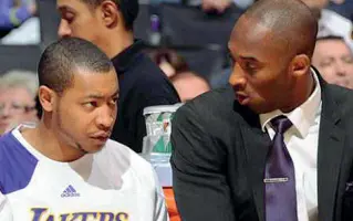  ??  ?? Insieme
Andrew
Goudelock con la maglia dei Lakers accanto a Kobe Bryant