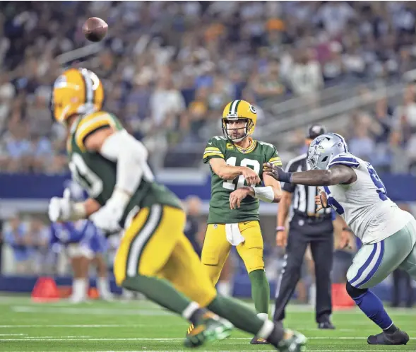  ?? GETTY IMAGES ?? Green Bay quarterbac­k Aaron Rodgers fires a pass to tight end Jimmy Graham during the game against Dallas on Sunday.