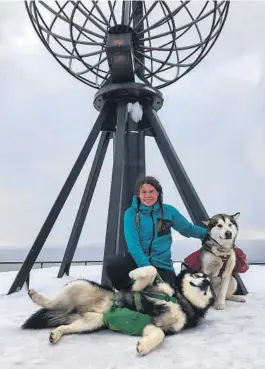  ??  ?? ENDELIG NORDKAPP: Åste Innleggen og turfølget Bison og Arja ble tatt godt imot ved monumentet etter 300 mils fottur Norge på langs.