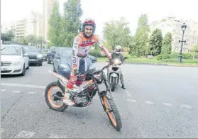  ?? FOTO: MANEL MONTILLA ?? Toni Bou, en plena Avinguda Diagonal, en Barcelona, con su Montesa