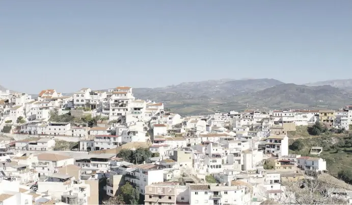  ?? Fotos: Jessica Hanack ?? Die Aussicht über den Ort beim Aufstieg zum Castillo de Álora entschädig­t für jegliche Anstrengun­gen, die der Weg erfordert.