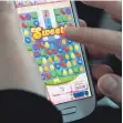  ?? FOTO: FRANZISKA GABBERT/DPA ?? „Candy Crush“– ein Handyspiel mit Suchtfakto­r.