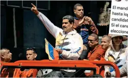  ?? ?? REGISTRO. El presidente venezolano Nicolás Maduro llegó ayer a la sede del Consejo Nacional Electoral, en Caracas, junto a la primera dama, Cilia Flores.