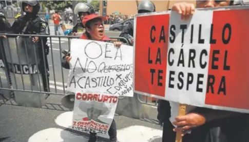  ?? // EFE ?? Manifestan­tes en contra del presidente, Pedro Castillo, protestan fuera del Congreso peruano este lunes