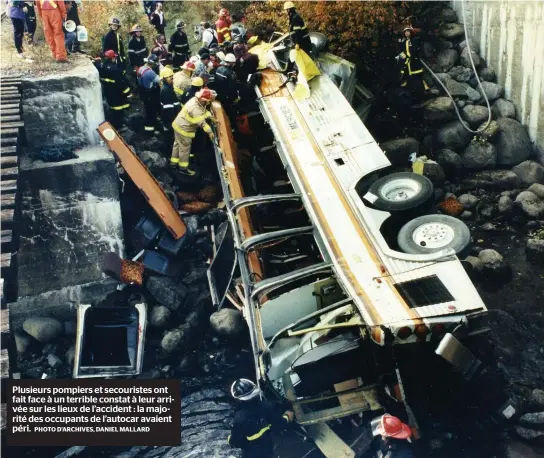  ?? PHOTO D’ARCHIVES, DANIEL MALLARD ?? Plusieurs pompiers et secouriste­s ont fait face à un terrible constat à leur arrivée sur les lieux de l’accident : la majorité des occupants de l’autocar avaient péri.