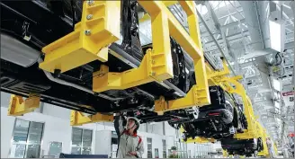  ?? CHEN SHICHUAN / FOR CHINA DAILY ?? An employee works on the production line of an automaker in Chongqing.