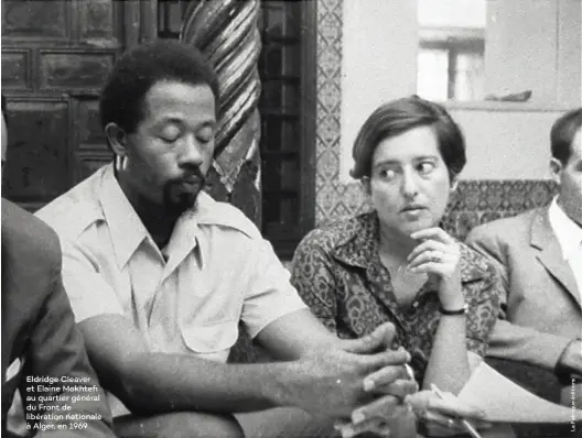  ??  ?? Eldridge Cleaver et Elaine Mokhtefi au quartier général du Front de libération nationale à Alger, en 1969