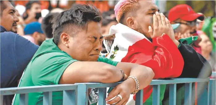  ?? HAARÓN ÁLVAREZ ?? Un aficionado mexicano llora por la eliminació­n de la Selección Mexicana.