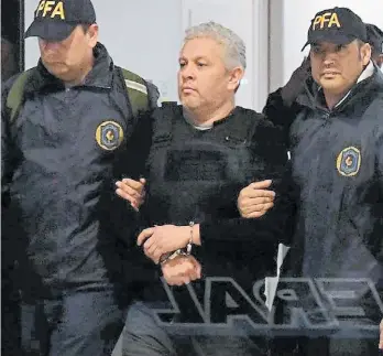  ??  ?? Detenido. Efectivos policiales llevan a Gutiérrez a Comodoro Py en el 2018.