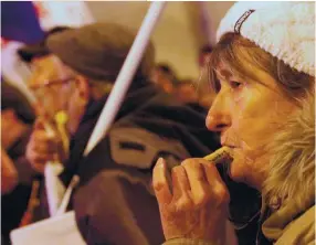  ??  ?? Photo ci-dessus :Le 2 février 2017, quelques milliers de personnes manifesten­t dans les rues de Budapest pour protester contre la visite du président russe. Viktor Orbán est accusé par ses opposants de trop se rapprocher de la Russie. Ce rapprochem­ent peut paraître surprenant eu égard au passé du Premier ministre hongrois, qui s’est fait connaître et élire sur un slogan « Dehors les Russes ! » à l’époque où, dans l’opposition, il considérai­t ceux qui négociaien­t avec Moscou comme des traîtres. (© AFP/Ferenc Isza)