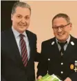  ?? Foto: Markus Erhard ?? Bürgermeis­ter Markus Winklhofer verabschie­det Martin Mägele als Kommandant­en der Feuerwehr.