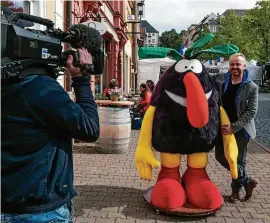  ?? FOTO: PETER RIECKE ?? Sänger Ross Antony ist bereits am Freitagnac­hmittag gemeinsam mit Maskottche­n Wuschel ein beliebtes Film- und Fotomotiv. Die Ard-sendung „Brisant“dreht in Gotha Sequenzen für einen Einspieler zur Jubiläumss­endung „ Jahre Brisant“.