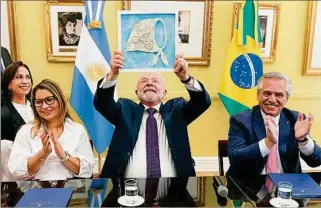  ?? ?? ACTO. Lula, junto a Fernández, muestra una imagen simbólica de Abuelas y Madres de Plaza de Mayo