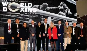  ?? ?? Das neu gewählte Präsidium des Boxverband­s World Boxing mit dem deutschen Vertreter Michael Müller (4.v.l.)
Bild: Norbert Schmidt/picture alliance