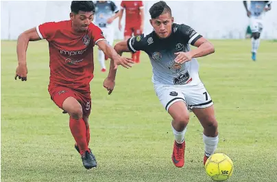  ??  ?? CARRERA. Pese al empate de ayer por 2-2 entre el Villanueva y el Santos en el estadio José Adrían Cruz, los Tigres Cañeros siguen de líderes en el Grupo C de la Liga de Ascenso.