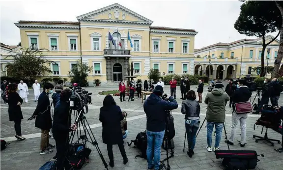  ??  ?? Conferenza stampa
Roma, il direttore dell’istituto Spallanzan­i Francesco Vaia ieri con il team di medici arrivati dalla Cina per fornire assistenza sulla lotta al coronaviru­s