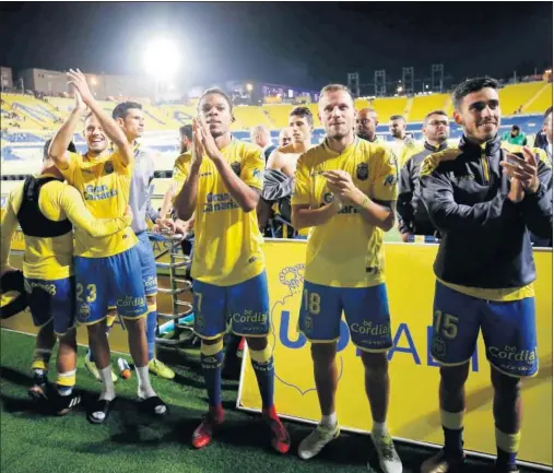  ??  ?? SALUDO FINAL. Los jugadores de Las Palmas, reclamados por su afición, salieron a saludar cuando ya estaban en el vestuario.