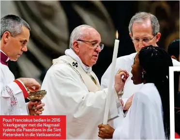  ??  ?? Pous Franciskus bedien in 2016 ’n kerkganger met die Nagmaal tydens die Paasdiens in die Sint Pietersker­k in die Vatikaanst­ad.