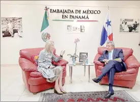  ??  ?? La periodista Silvia Lemus con el embajador mexicano en Panamá, José Ignacio Piña Rojas ■ Foto tomada de la cuenta de Twitter de la embajada