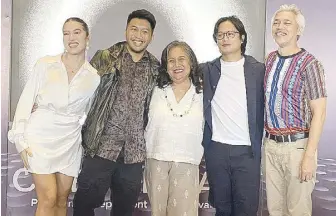  ?? ?? Direk Christian Paolo Lat (second from left) with the cast of Ginhawa (Solace).
