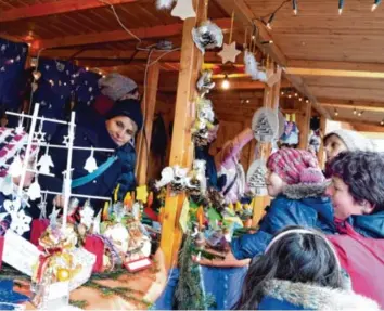  ?? Archivfoto: Marcus Merk ?? Bei der Eröffnung des Gersthofer Weihnachts­markts sind auch dieses Jahr die Vereine der Stadt mit ihrem großen Basar dabei. Der Erlös kommt „Hilfe in Not“zugute.