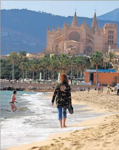  ??  ?? La Playa de Can Pere Antoni, de Palma de Mallorca, el sábado con la catedral al fondo.