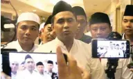  ?? HILMI SETIAWAN/JAWA POS ?? ZIARAH: Putra Mbah Moen, Taj Yasin Maimoen, sudah berada di Makkah.