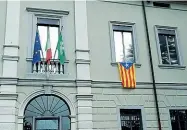  ??  ?? Gialloross­a La facciata del Comune di Spirano con la bandiera della Catalogna