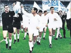  ??  ?? IMPARABLES. El Madrid celebró la Sexta en el Bernabéu.