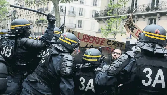  ?? THIBAULT CAMUS / AP ?? Protestas. Enfrentami­entos en la capital francesa entre policías antidistur­bios y manifestan­tes anti-Macron el día después de su victoria en las urnas