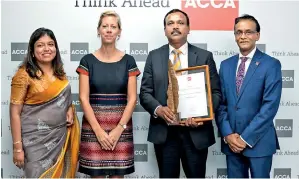  ??  ?? Mahesh Jayasuriya - Assistant General Manager Logistics and Procuremen­t receiving the Award at the ACCA Awards 2018