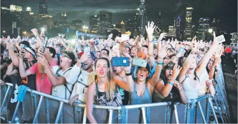  ??  ?? ► Asistentes del festival Lollapaloo­za en Chicago, en el Grant Park, el 5 de agosto.