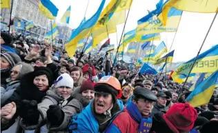  ?? GENYA SAVILOVGEN­YA SAVILOV/AFP/Getty Images ?? People call for Ukraine to recommit to the West at a rally in Kyiv on Sunday. The EU suspended
associatio­n talks with Ukraine, saying the government was not true to its word.
