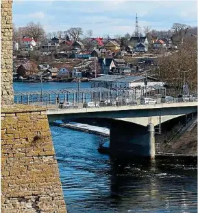  ?? M. Bosredon / 20 Minutes ?? Le pont de l’Amitié sépare Narva, en Estonie, d’Ivangorod, en Russie.