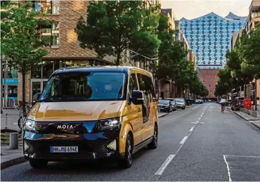  ??  ?? Endlich wieder zurück aus der Corona-Pause: Die Elektrobus­se vom Fahrdienst Moia starten wieder.