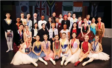  ??  ?? CREAM OF THE CROP: The SAIBC 2018 medallists with the panel of judges, Dirk Badenhorst (centre back) and Johaar Mosaval.