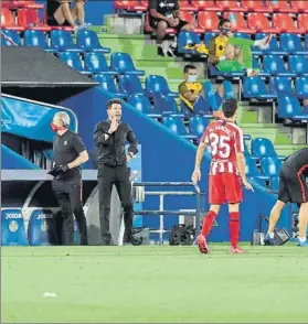  ?? FOTO: EFE ?? Diego Simeone, dando instruccio­es en la banda del Coliseum de Getafe