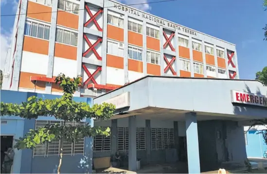  ??  ?? En el hospital Santa Teresa, de Zacatecolu­ca, se llevaron a cabo varias reuniones entre el director de Centros Penales, Osiris Luna y pandillero­s.