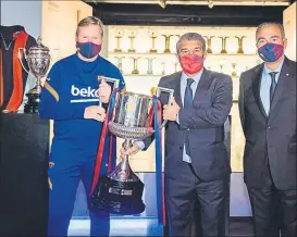  ?? FOTO: FCB ?? Koeman, ayer con Laporta y Yuste antes de dejar la Copa 2020-21 en el Museu