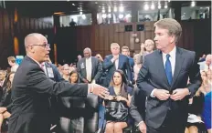  ??  ?? El padre de una víctima del tiroteo en Parkland, Florida (izq.) intenta saludar a Brett Kavanaugh (der), candidato del presidente de EU a la Suprema Corte.