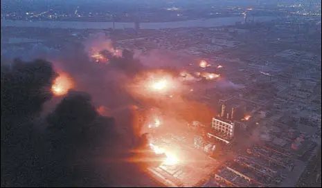  ?? REUTERS ?? Smoke billows from a chemical plant in Xiangshui county in Yancheng, Jiangsu province, in China.