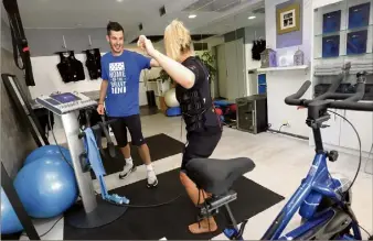  ??  ?? Julien Laz a ouvert son studio de coaching privé où il propose notamment des séances de Miha Bodytec.