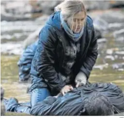  ?? HBO ?? Kate Winslet en una escena de acción de la intriga ‘Mare of Easttown’.