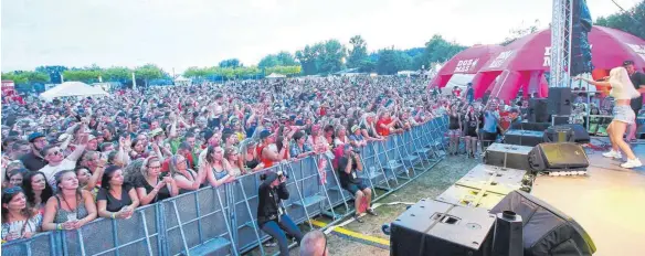  ?? FOTOS: THOMAS WARNACK ?? Tausende von Fans haben Spaß, singen und tanzen – und beweisen den Stars bei „Seepark 6“, dass man in Pfullendor­f richtig gut feiern kann.