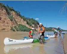  ??  ?? Innumerabl­es son las actividade­s que se pueden realizar, tanto en el río Bermejo como en su orilla. Allí se producen remansos, ideales para descansar y dejar de remar, pero no conviene acercarse mucho a los paredones por las constantes caídas de rocas.