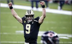  ?? BUTCH DILL — THE ASSOCIATED PRESS ?? New Orleans Saints quarterbac­k Drew Brees (9) reacts after a touchdown by Alvin Kamara in the second half of Sunday’s NFL wild-card playoff game against the Chicago Bears in New Orleans.